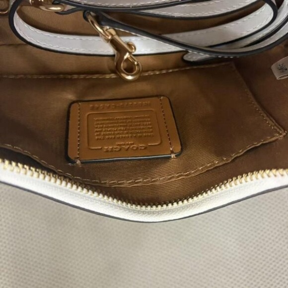 Coach Elegant White Shoulder Bag with Gold Chain - Picture 5 of 6
